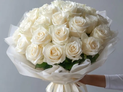 Белые розы «Аромат облаков»