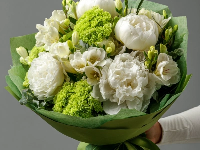 Букет с пионами «Нежный оазис»