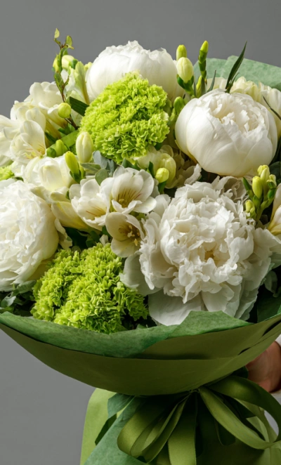 Букет с пионами «Нежный оазис»