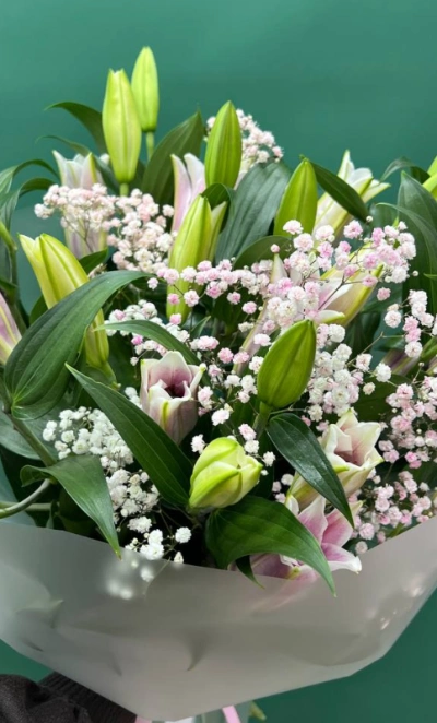 Нежные лилии букет