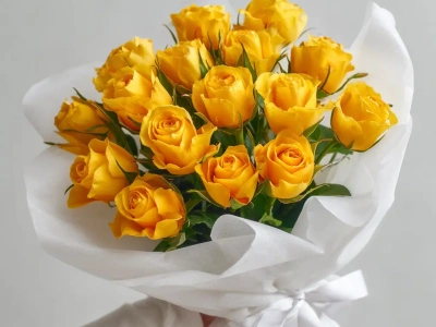 15 желтых кенийских роз 40 см