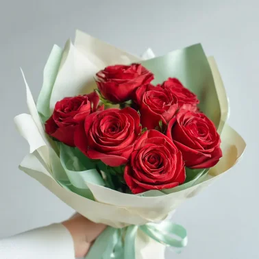 Алые розы «Летящий огонь»