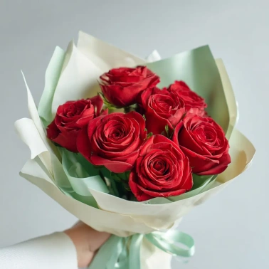 Алые розы «Летящий огонь»